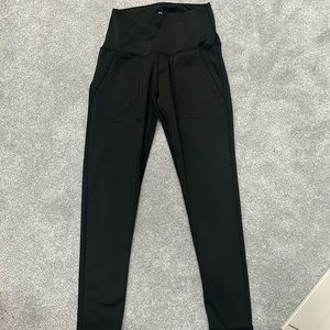 Black leggings w pockets. Size small.